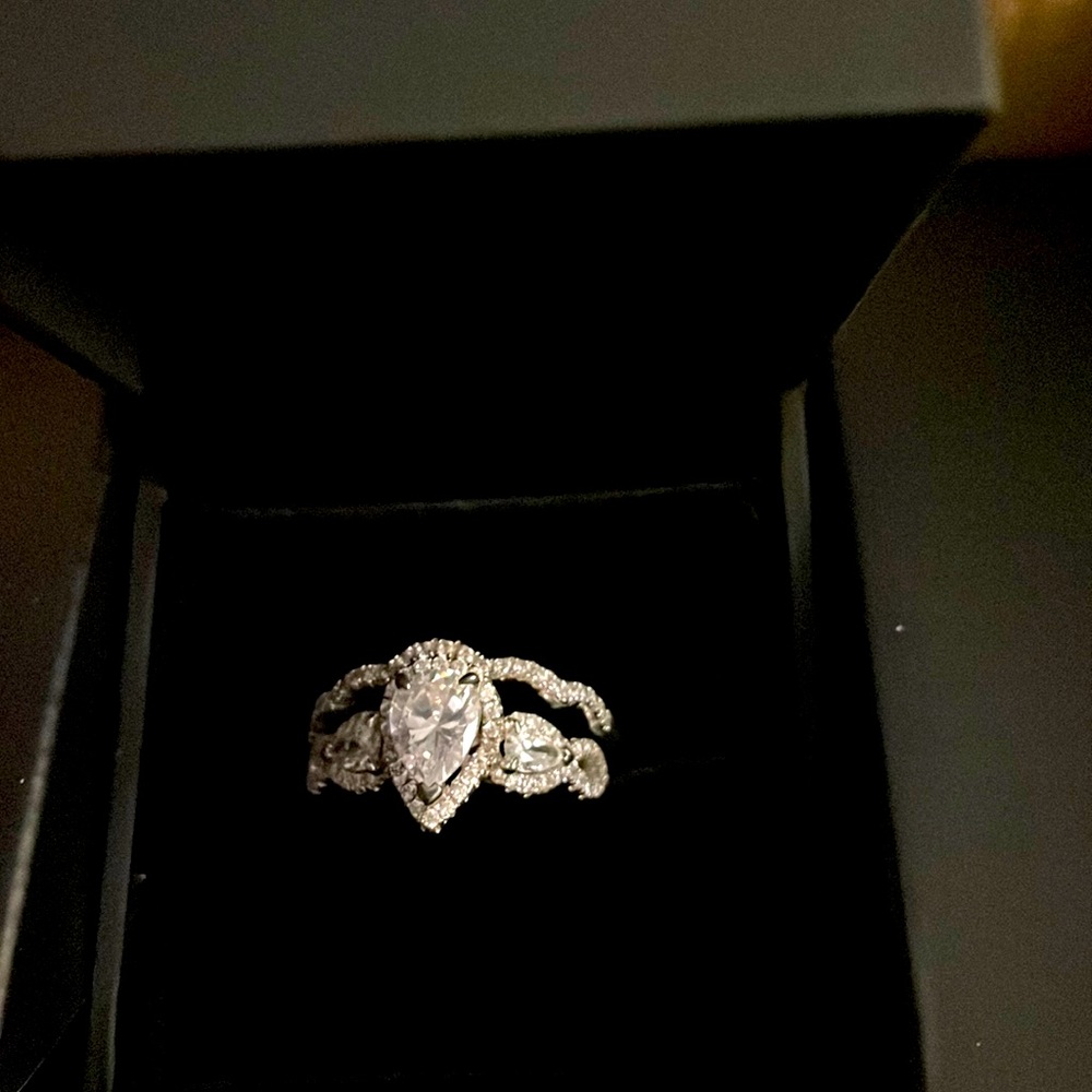 Jeulia 3 Stone Twist Pear Cut Sterling Silver Ring Set